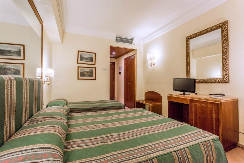 Raeli Archimede Hotel